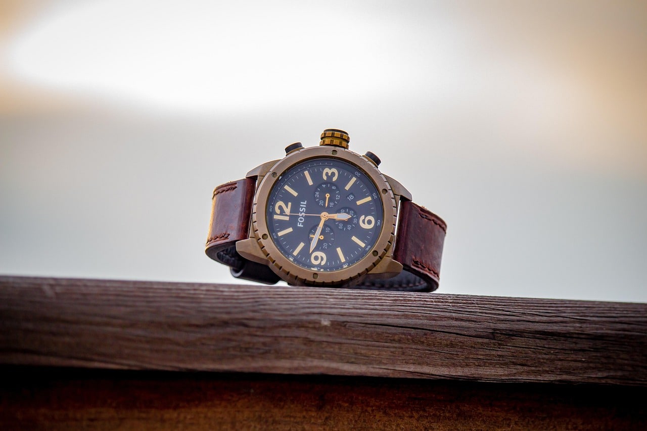 montre automatique marron sur bois