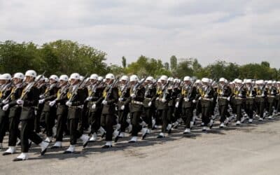 Les indispensables de l’uniforme : zoom sur les montres et barrettes militaires